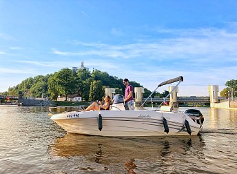 Lodě na vltavské vodě