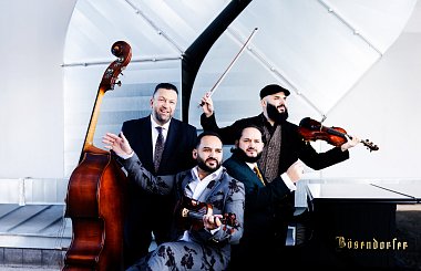 Mega koncert na vodní hladině